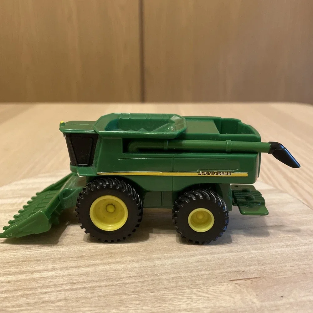ERTL John Deere Combine 1:64 Collect N Play Farm Toy Plastic 46585